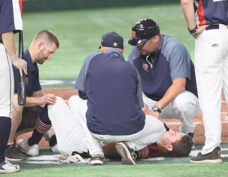 　４回、佐々木朗希の投球を脚に受け倒れるエスカラ（撮影・吉澤敬太）