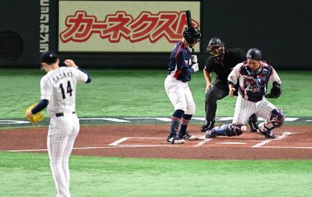 　１回、ボールが当たってマスクが取れる甲斐（撮影・金田祐二）