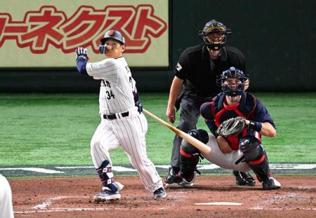 　３回、２点適時二塁打を放つ吉田正（撮影・金田祐二）