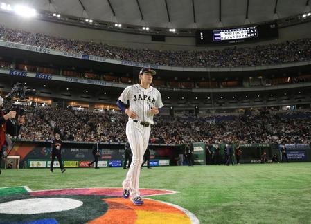 　大歓声を受け、お立ち台へ向かう佐々木朗（撮影・吉澤敬太）