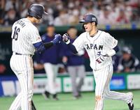 　６回、近藤の押し出し四球で生還し、大谷（左）とタッチする中野（撮影・吉澤敬太）