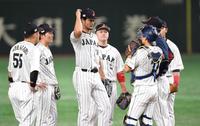 　３回、３点を失ったダルビッシュのもとに集まる侍ジャパンナイン（撮影・棚橋慶太）