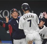 　６回、生還した中野を出迎える栗山監督（撮影・棚橋慶太）