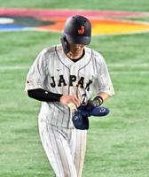 　３回、右手を負傷した源田＝１０日