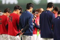 　練習前、黙祷をささげる（右から）ダルビッシュ、大谷、大城、源田ら侍ジャパン（撮影・吉澤敬太）