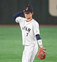 　１回、悪送球した中野（撮影・堀内翔）