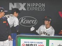 　２回、二飛に倒れて大谷（左）から声をかけられる中野（撮影・堀内翔）