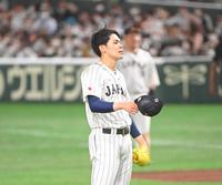 　４回、死球を与えて帽子をとる佐々木（撮影・堀内翔）