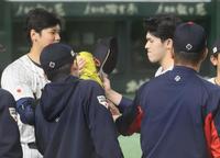 　４回途中降板となり、大谷（左端）らナインの出迎えを受ける佐々木朗（撮影・吉澤敬太）