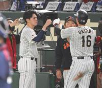 　４回、生還した大谷（右）を迎える佐々木（撮影・堀内翔）