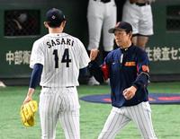 　佐々木朗を迎える栗山監督（撮影・金田祐二）