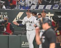 　チェコに勝利してベンチ前で笑顔を見せる佐々木（撮影・堀内翔）