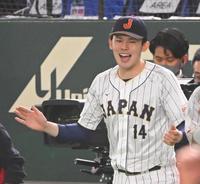 チェコに勝利してベンチ前で笑顔を見せる佐々木朗（撮影・堀内翔）