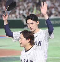 　チェコに快勝しファンの声援に応える佐々木朗と宮城（手前）＝撮影・吉澤敬太