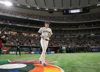 　大歓声を受け、お立ち台へ向かう佐々木朗（撮影・吉澤敬太）