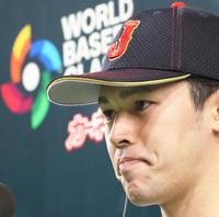 　お立ち台で口元を引き締める佐々木朗（撮影・吉澤敬太）