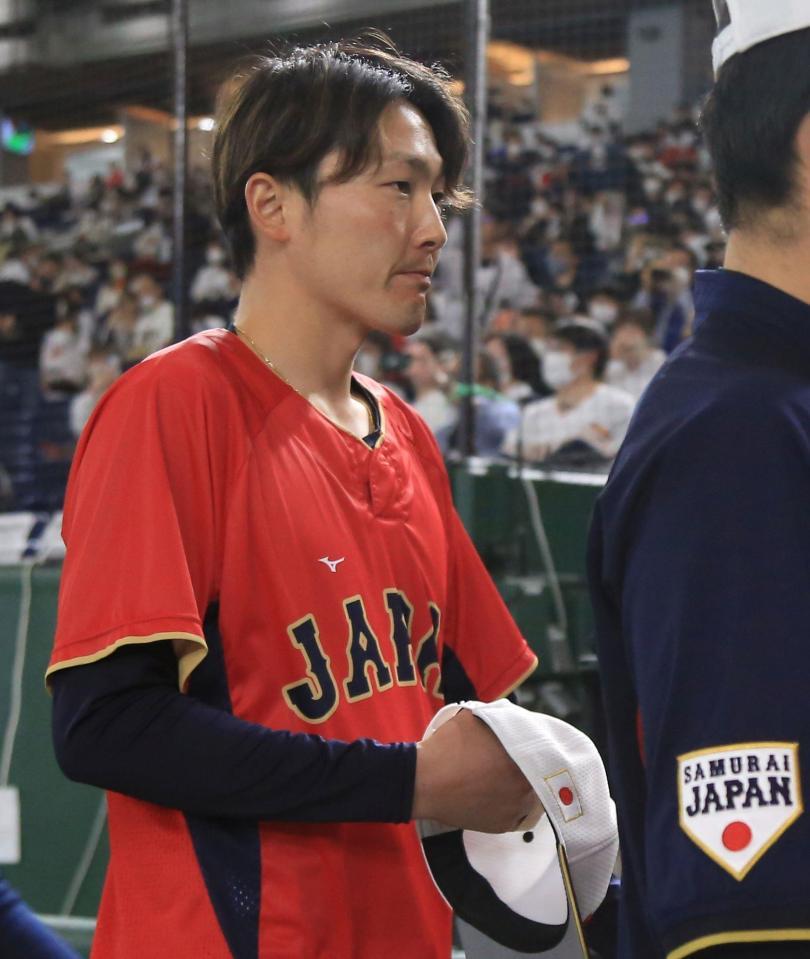 　練習前に黙祷し、ベンチに戻る源田（撮影・吉澤敬太）