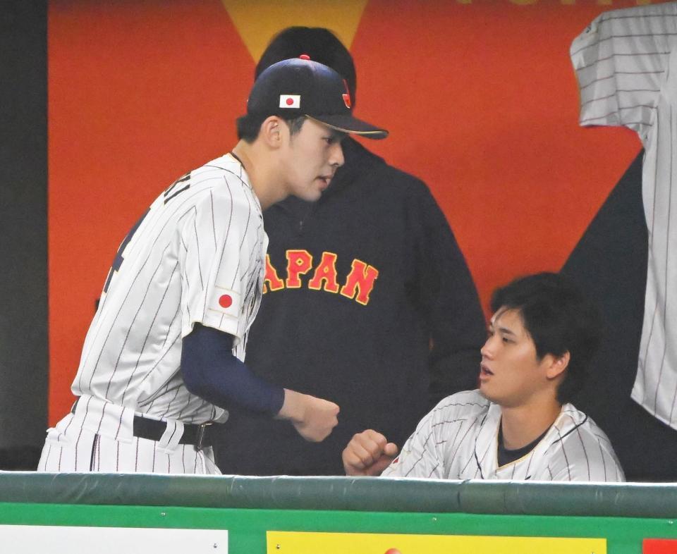 　試合前にベンチでタッチを交わす佐々木と大谷（右）＝撮影・堀内翔