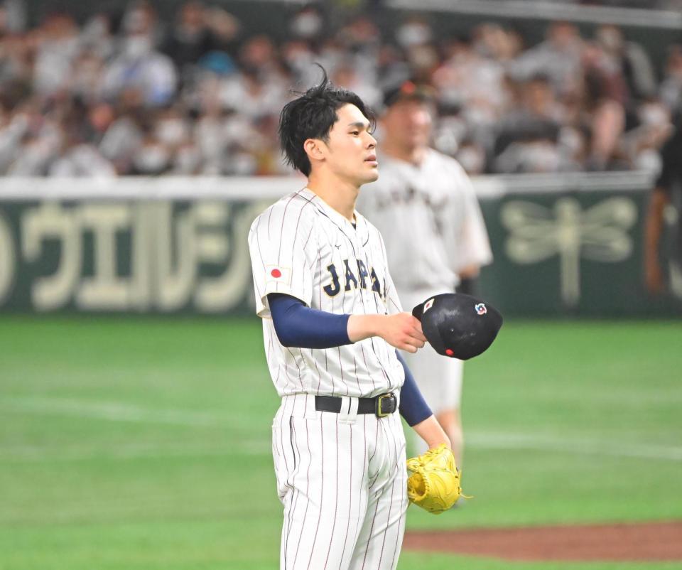 　４回、死球を与えて帽子をとる佐々木（撮影・堀内翔）