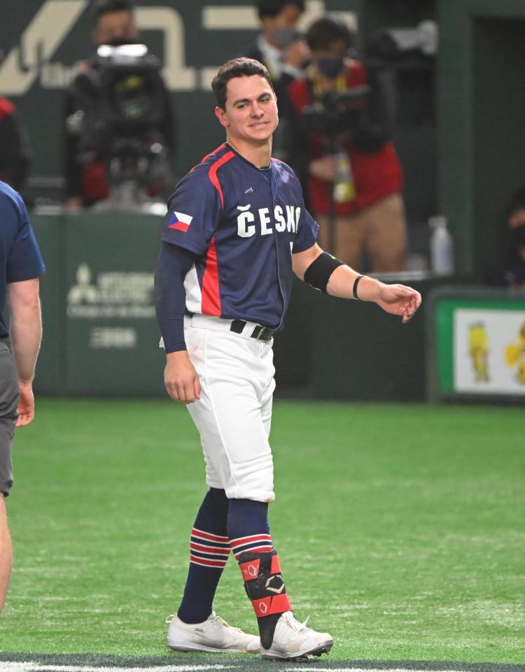 　４回、死球を受けたエスカラ（撮影・堀内翔）