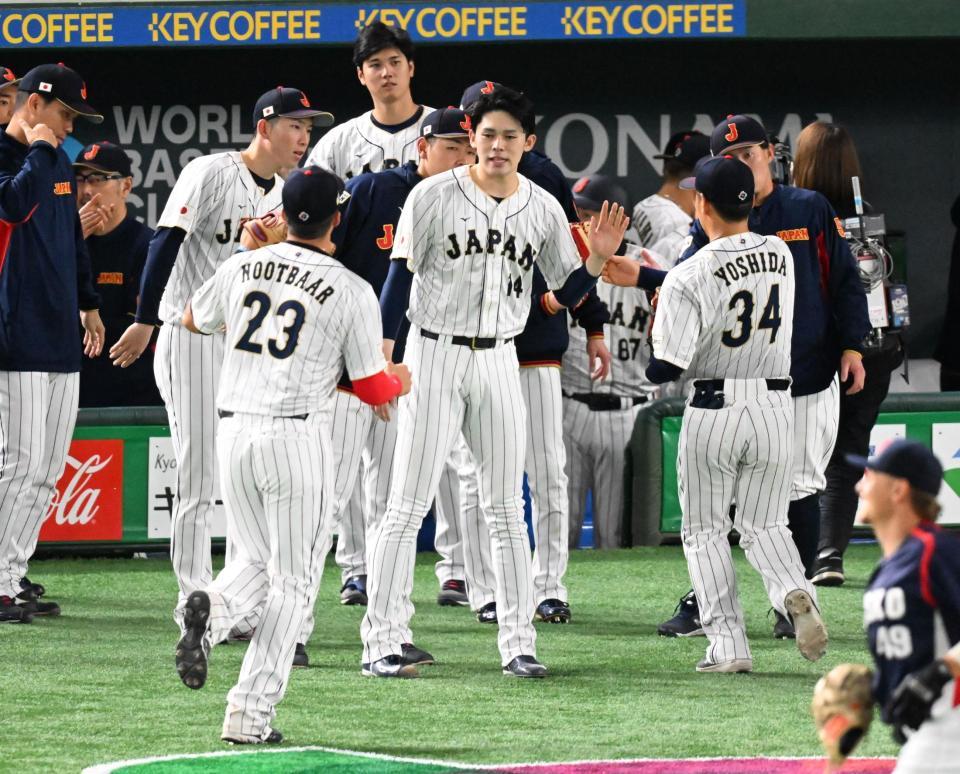 　４回、ナインを迎える佐々木朗（撮影・金田祐二）