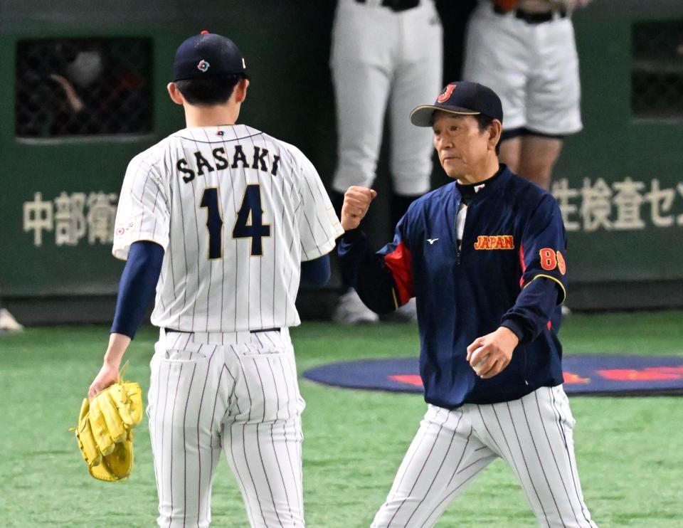 　佐々木朗を迎える栗山監督（撮影・金田祐二）