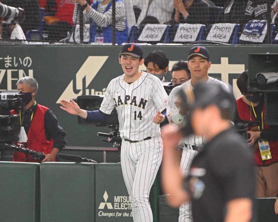 　チェコに勝利してベンチ前で笑顔を見せる佐々木（撮影・堀内翔）