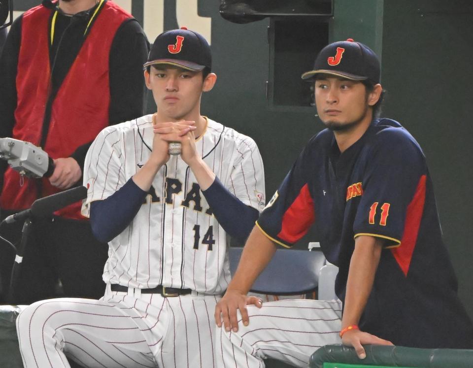 　７回、ベンチから試合を見つめる佐々木とダルビッシュ（右）＝撮影・堀内翔