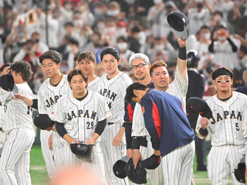 　試合後、チェコナインを見つめる佐々木ら侍ジャパンナイン（撮影・堀内翔）