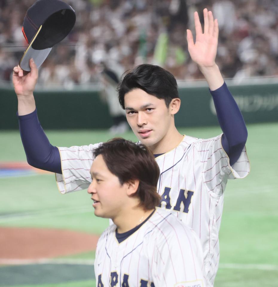 　チェコに快勝しファンの声援に応える佐々木朗と宮城（手前）＝撮影・吉澤敬太