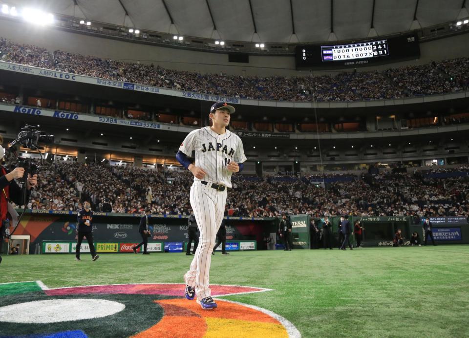 　大歓声を受け、お立ち台へ向かう佐々木朗（撮影・吉澤敬太）