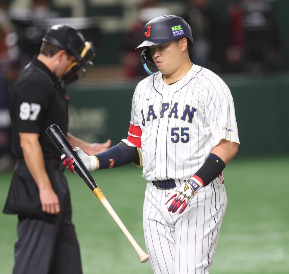 　２回、三振に倒れ、うつむく村上（撮影・吉澤敬太）