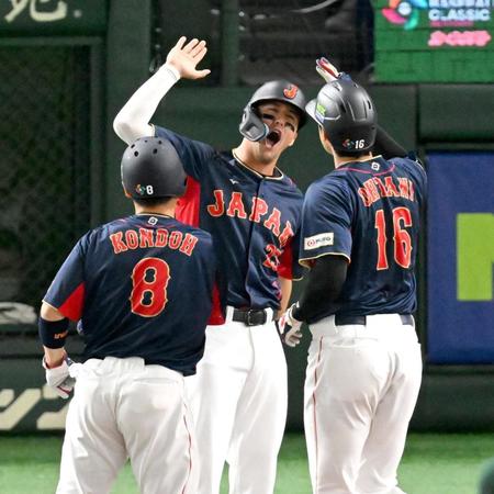 　１回、先制３ランを放った大谷を迎える近藤とヌートバー（撮影・金田祐二）