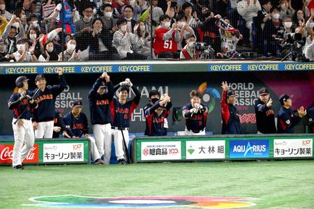 　５回、中村の適時二塁打で盛り上がる大谷ら（撮影・金田祐二）