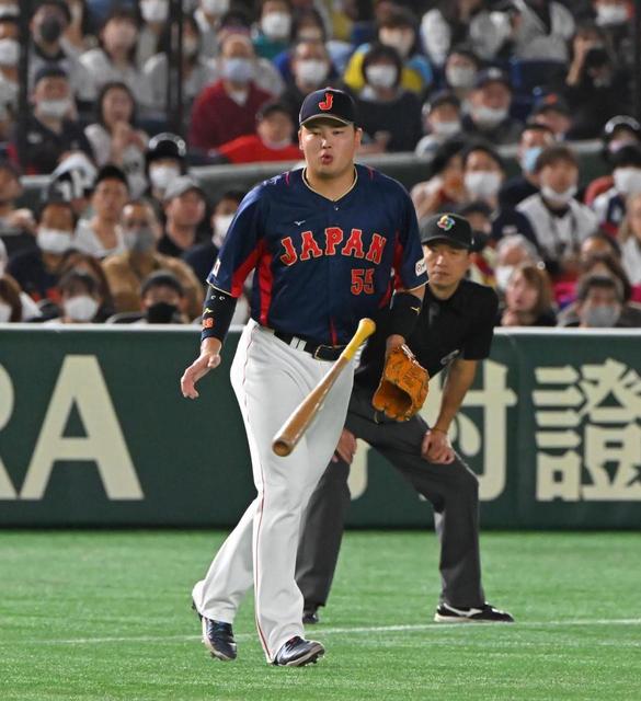 危ないっ！」村上にあわや空振りのバット直撃 スタンドも悲鳴、慌てて