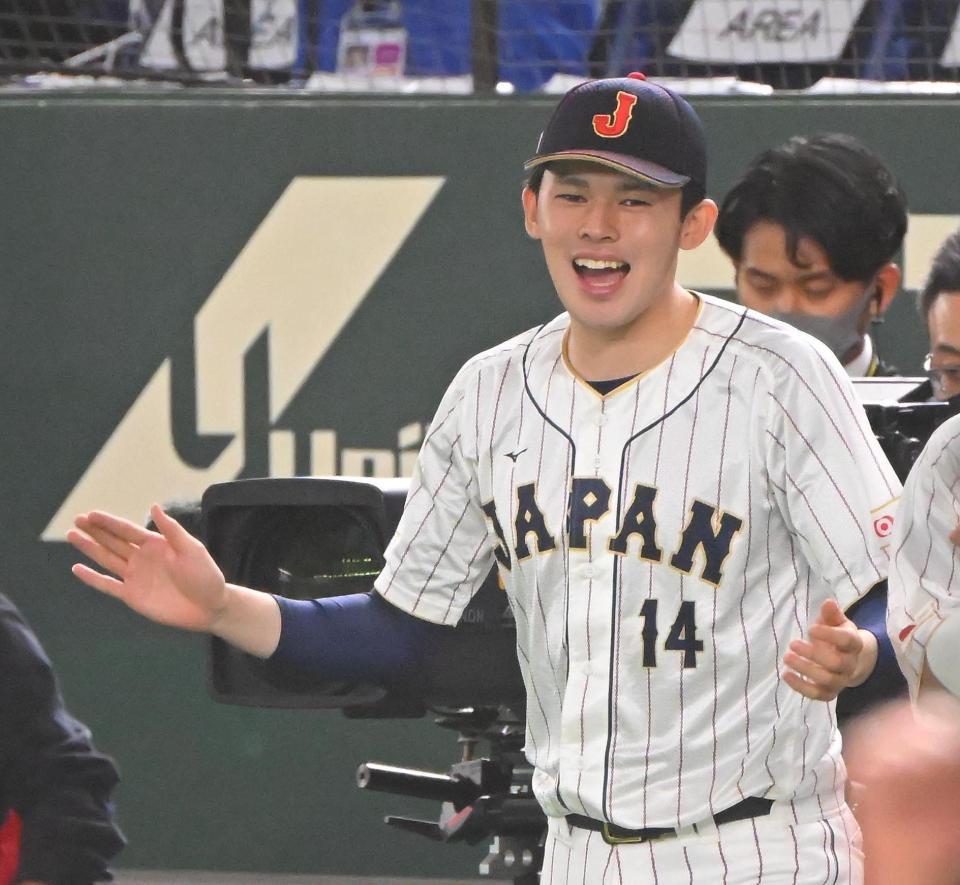 　チェコに勝利してベンチ前で笑顔を見せる佐々木朗（撮影・堀内翔）