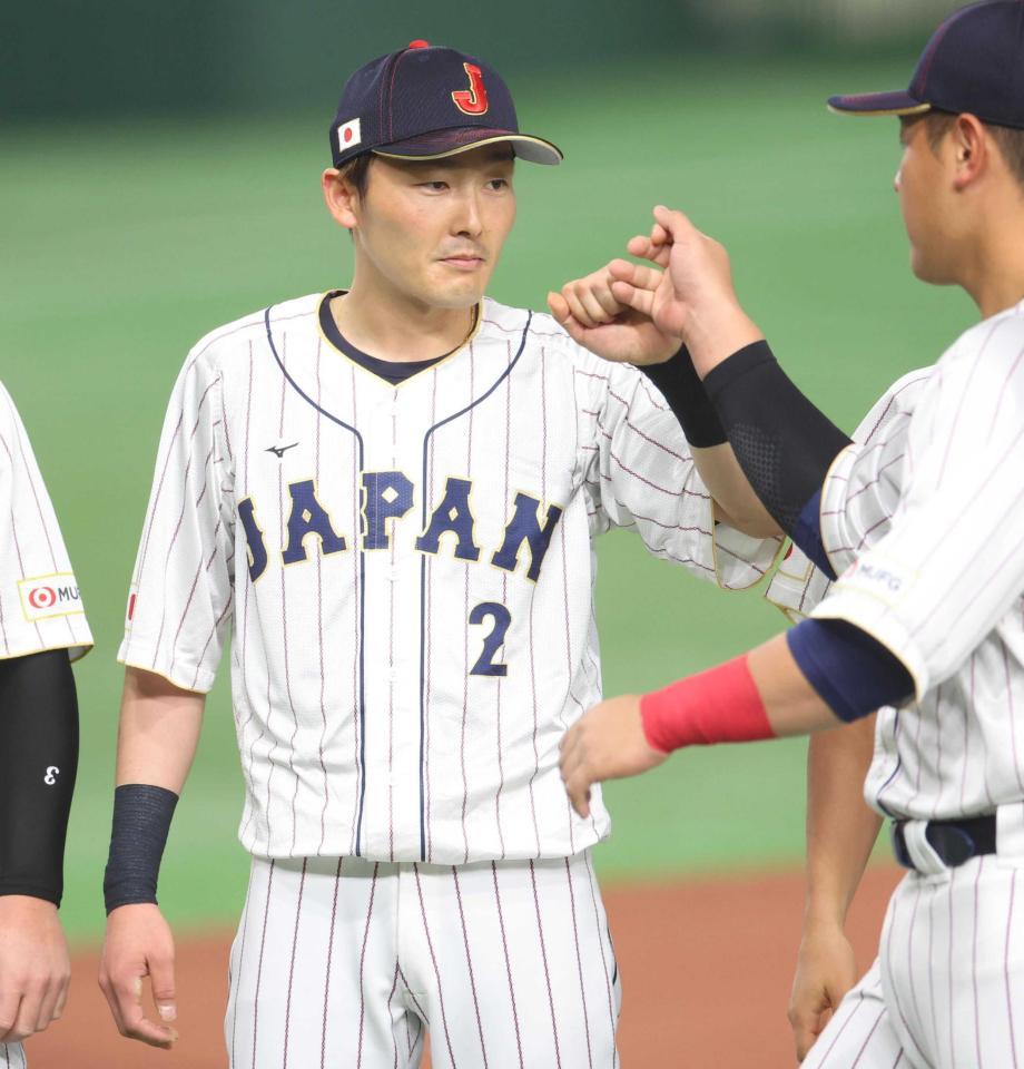 　セレモニーで仲間とタッチを交わす源田（撮影・吉澤敬太）