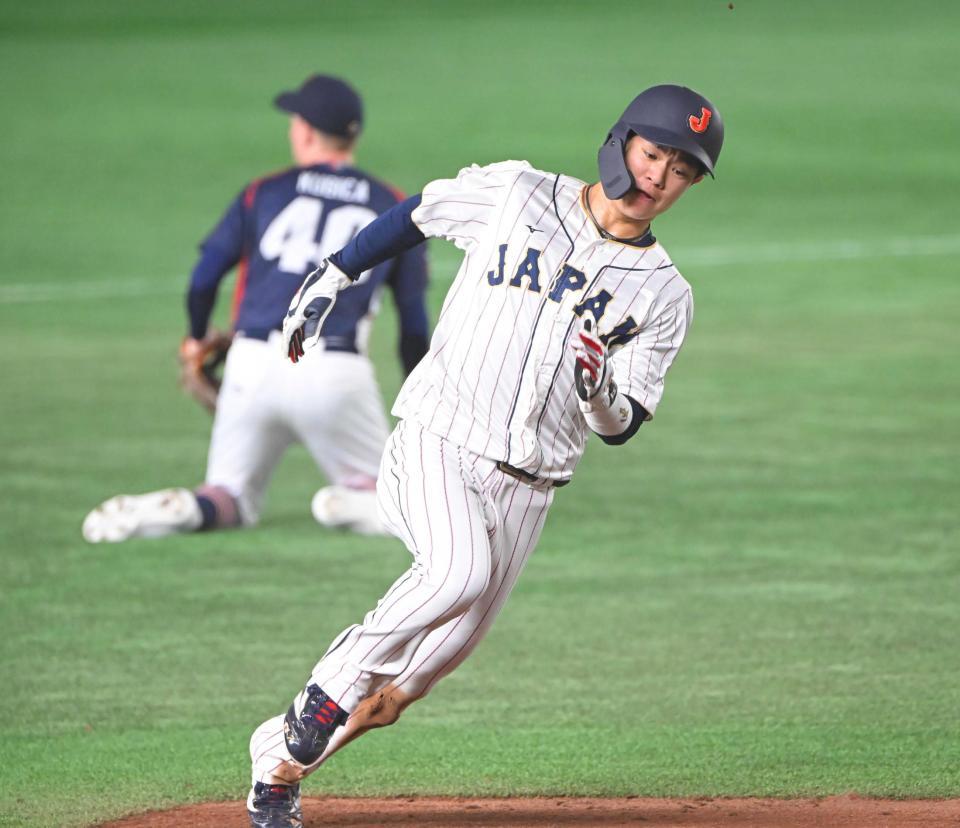 　５回、牧原の安打で三塁を回る中野（撮影・堀内翔）