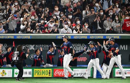 　１回、先制３ランを放ちナインに迎えられる大谷＝１２日