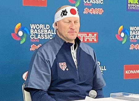 　必勝ハチマキを巻いて会見に登場したチェコ代表・ハジム監督