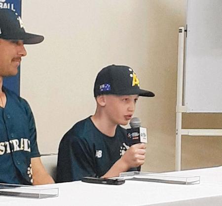 　会見で立派に受け答えするニルソン監督の息子・イーライくん