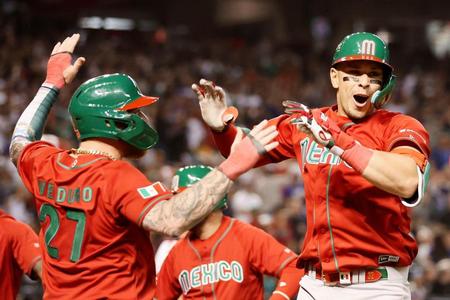 　４回、３ランを放ち喜ぶメネセス（右）＝フェニックス（ゲッティ＝共同）