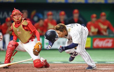 　死球を受ける吉田正＝９日