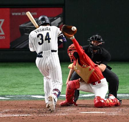 　死球を受ける吉田正＝９日