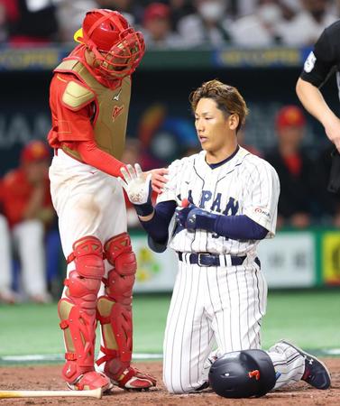 　死球を受けた吉田正（右）を心配して声をかける中国代表の李寧＝９日