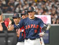 　１回、先制３ランを放ちタッチを交わす大谷（撮影・堀内翔）