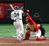 　死球を受ける吉田正＝９日