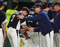 　キム・ハソンをねぎらうイ・ガンチョル監督（撮影・金田祐二）