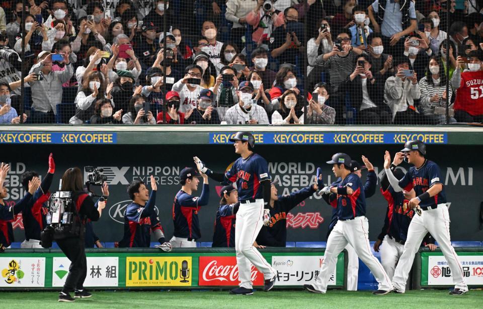 　１回、先制３ランを放ちナインに迎えられる大谷＝１２日