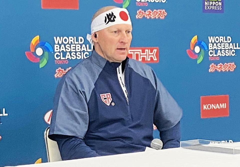 　必勝ハチマキを巻いて試合後の会見に臨んだチェコ代表・ハジム監督